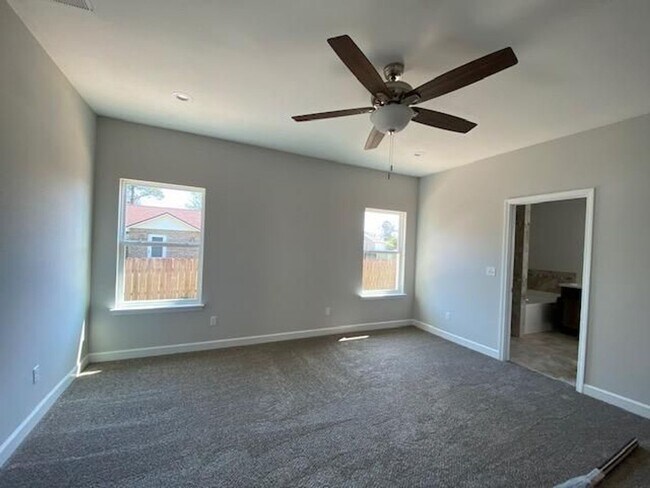 Building Photo - 3 Bedroom Brick Home with Modern Finishes!
