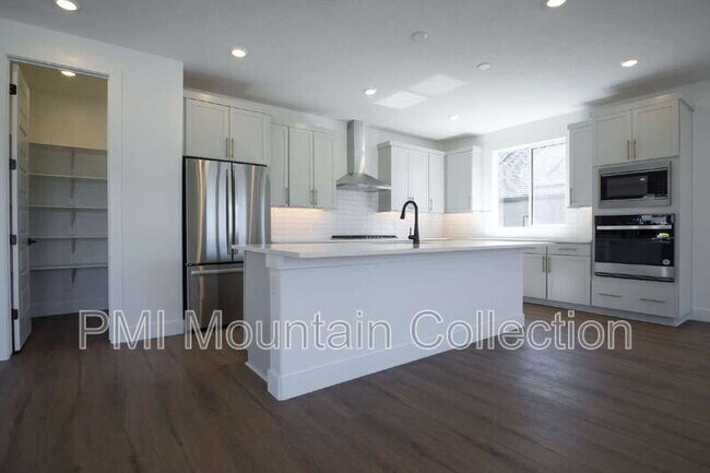 Building Photo - 459 Rimrock Ln