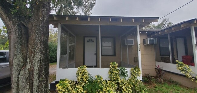 Primary Photo - Mulberry- 2/1 Duplex, Immediate Move-In