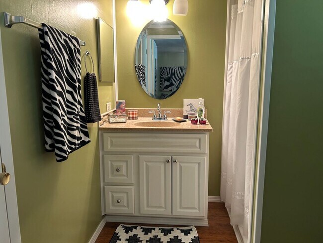 Building Photo - Stunning Move-in Ready 2 Bedrooms 2  bathr...