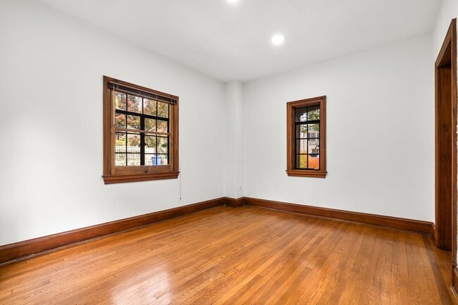 Building Photo - 3 Bed 2.5 Bath - Chevy Chase Colonial - Mo...