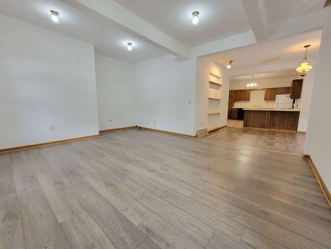 Building Photo - 322 1/2-316-312 W Columbia St