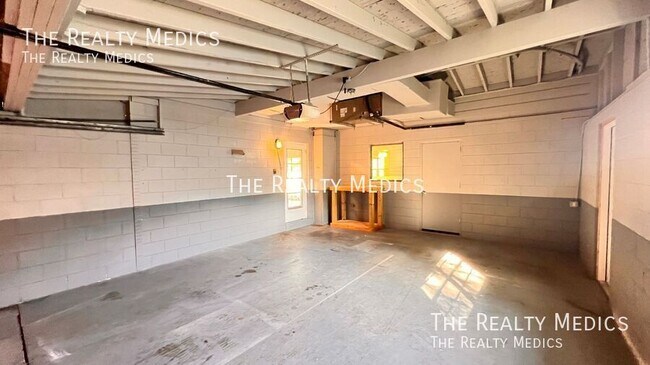 Building Photo - 929 Dupont Ave