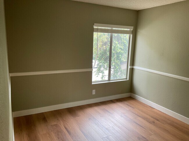 Building Photo - FOR LEASE 3 BEDROOM 2.5 BATH 2 Story Condo...