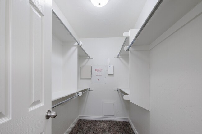 Building Photo - 4900 Sunny Ct
