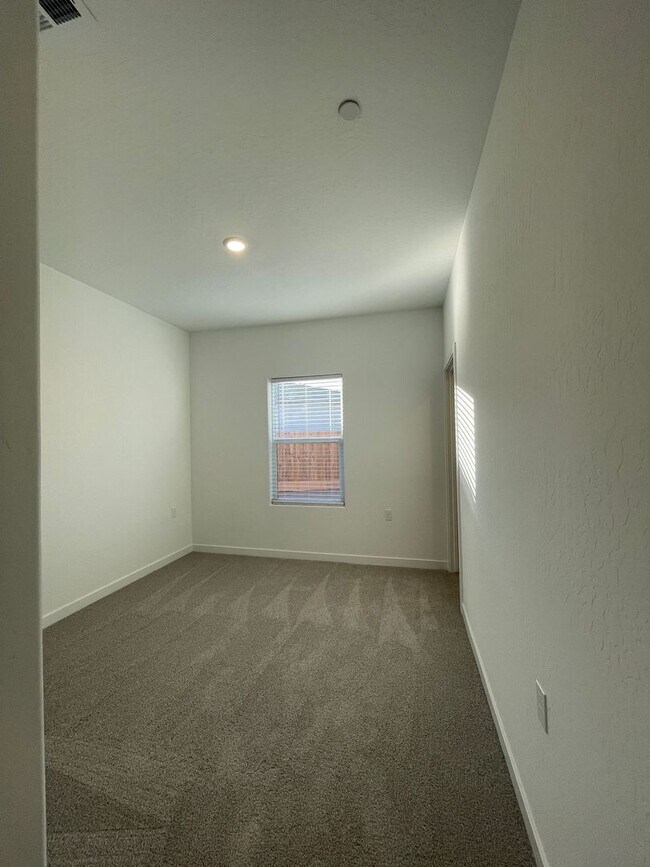 Building Photo - Modern Luxury Living in Madera!