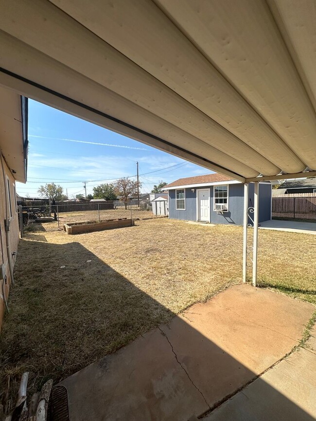 Building Photo - Spacious 4 Bed Home! Large Backyard with a...