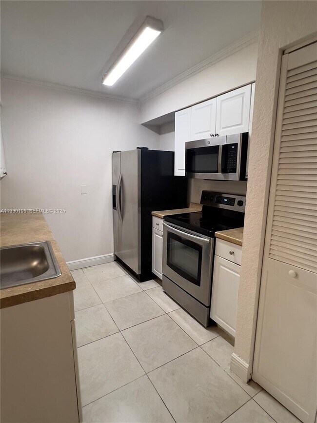 Building Photo - 2880 N Oakland Forest Dr