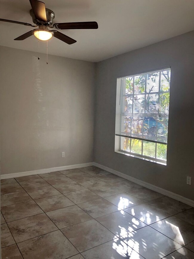 Building Photo - Experience this Large Cape Coral 3 bedroom 2 bath duplex with 1 car garage and screened in lanai.