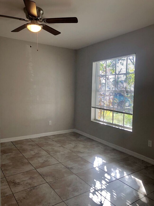 Building Photo - Experience this Large Cape Coral 3 bedroom...