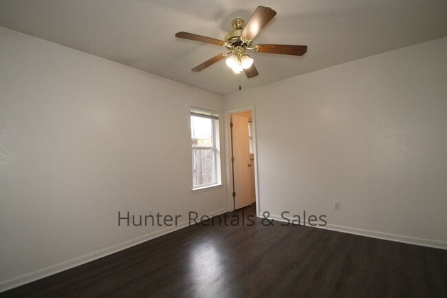 Building Photo - Heights Duplex!