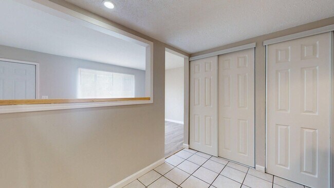 Building Photo - Elyria - updated 2 bedroom/1 bath townhouse.