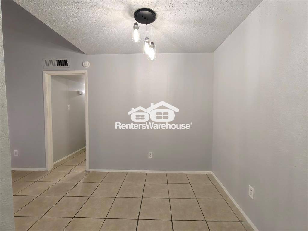 Building Photo - 8034 Antoine Dr