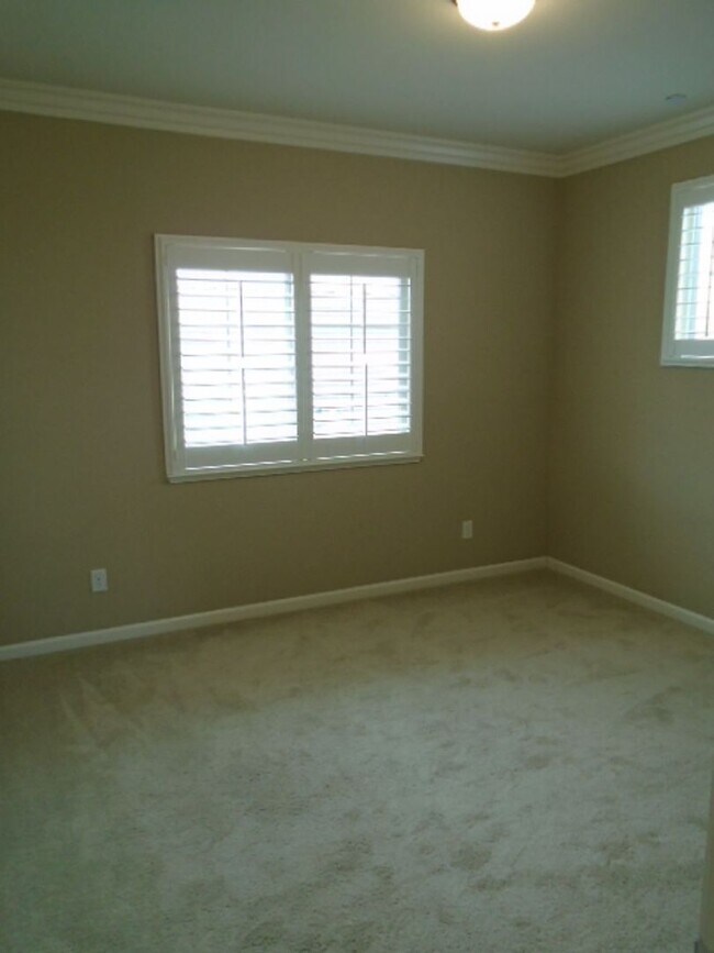 Building Photo - BEAUTIFUL 2 STORY IN WEST ROSEVILLE! 4 BEDROOM, 3 BATH, 3 CAR GARAGE, WITH LOW MAINTENANCE YARD!