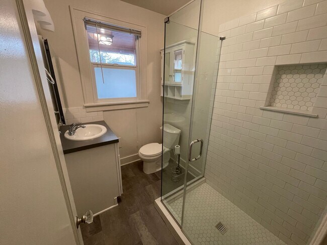 Building Photo - Charming 1 Bedroom with Hardwood Floors, Close-In Location