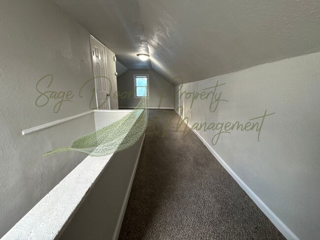 Building Photo - UPSTAIRS LOFT SPACE!!!