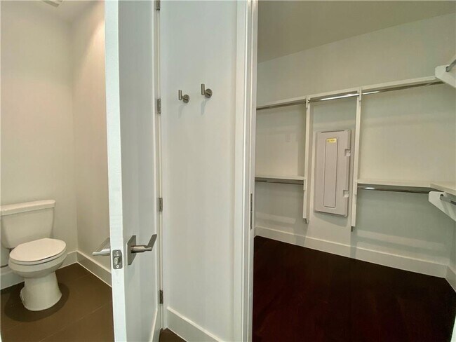 Building Photo - 1905 Riverview St