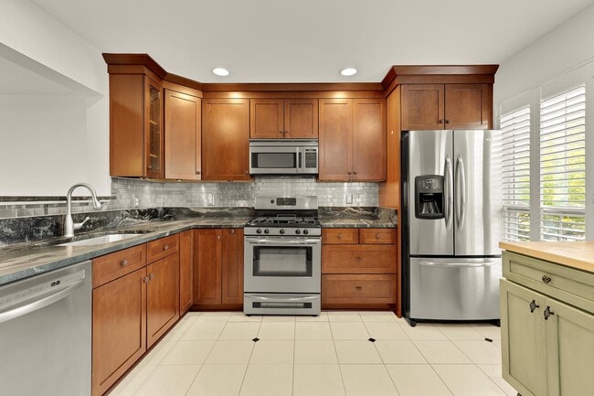 Building Photo - 1249 Quaker Hill Dr