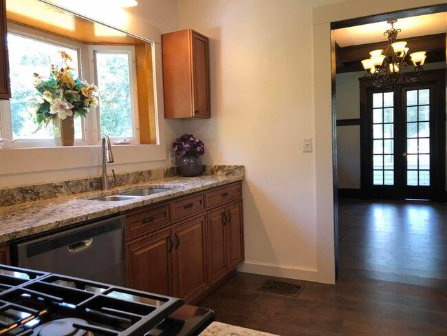 Building Photo - 823 Bloomfield Ave