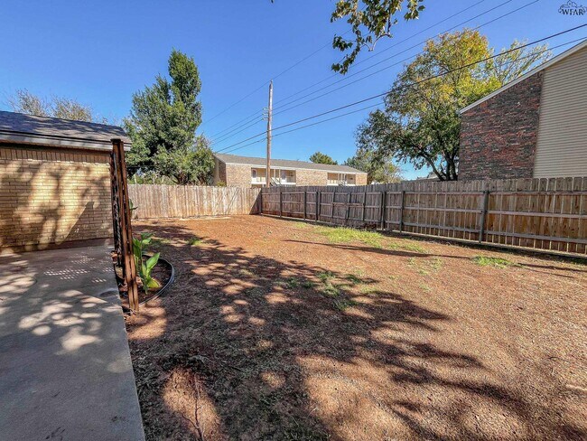 Building Photo - 5533 Briargrove Dr