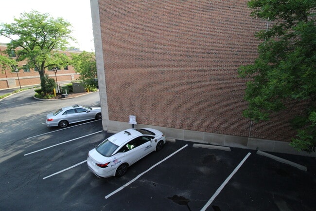 Building Photo - 622 N Western Ave