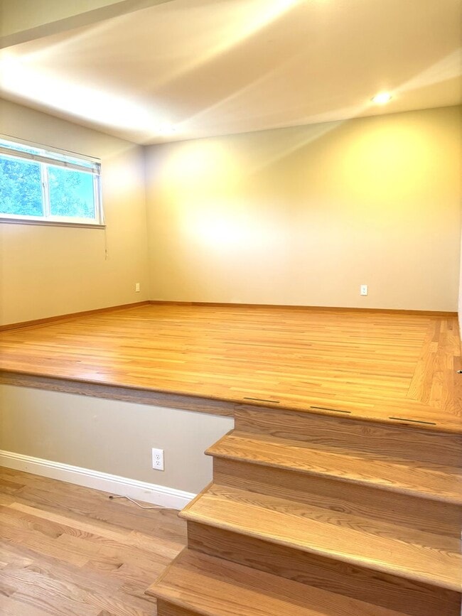 Building Photo - Stunning 4-Bedroom Home on Golf Course wit...