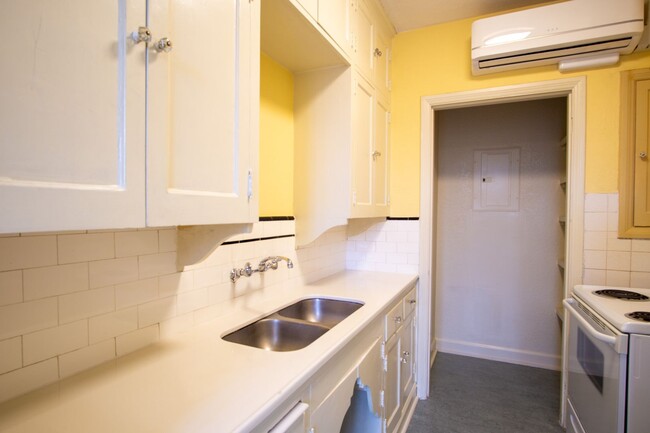 Building Photo - RARE Availability: Stunning Studio on Miss...