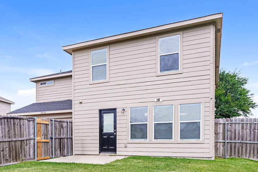 Building Photo - 2036 Silverado Dr