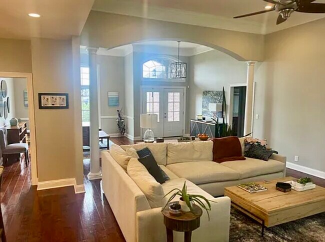 Building Photo - 901 Glendower Ct
