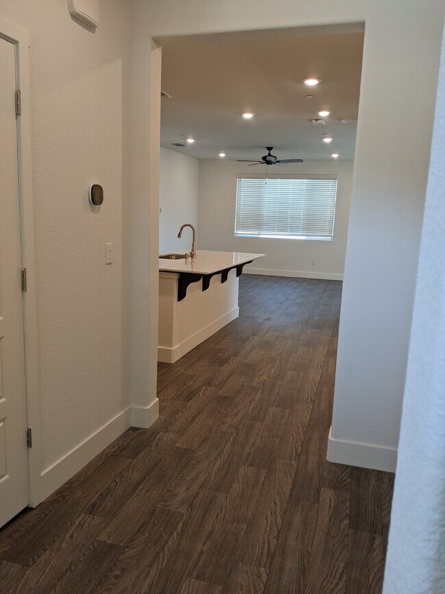 Building Photo - Prime location in Merced!