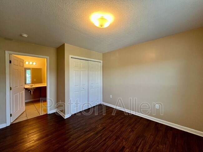 Building Photo - 8 Zell Ln