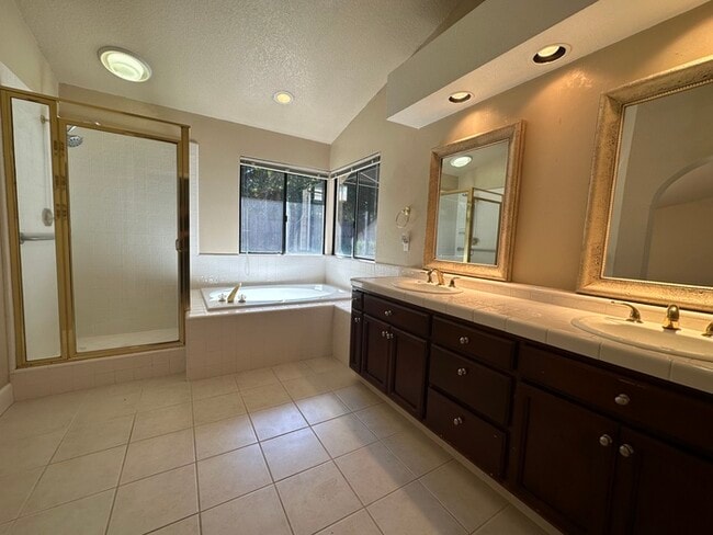 Building Photo - Beautiful 4 Bedroom Single Story For Rent in Gold River!