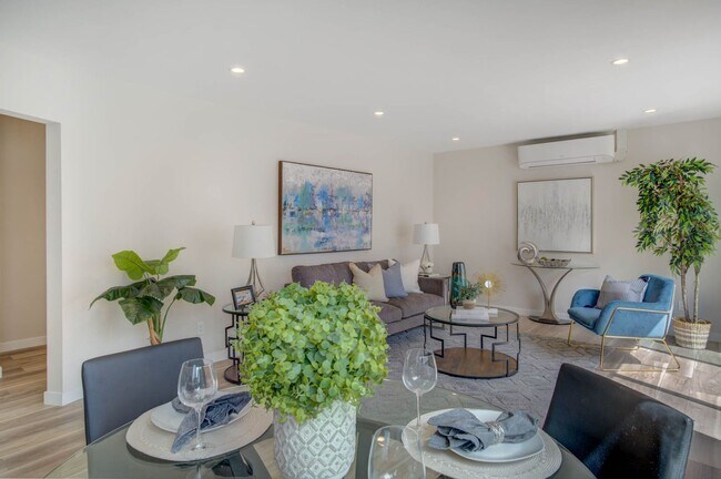 Building Photo - STUNNING UPGRADED UPSTAIRS 2BD/2BA UNIT IN...