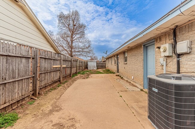 Building Photo - 4 Bed 2 Bath in SW Oklahoma City