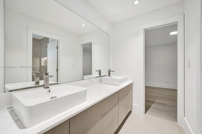 Building Photo - 4100 E Gardenia Ave