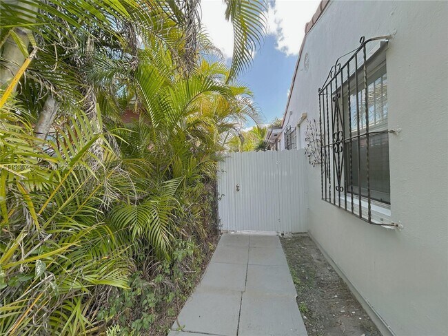 Building Photo - 121 SW 51st Ave