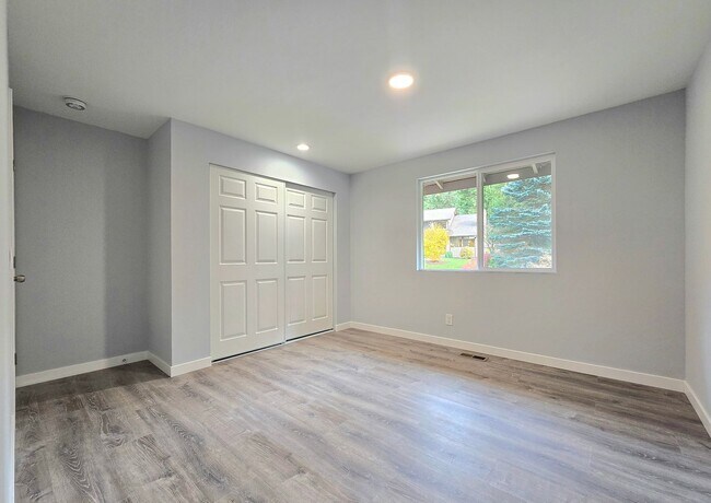 Building Photo - 4 Bedroom 3 Bath in Lake Forest Park