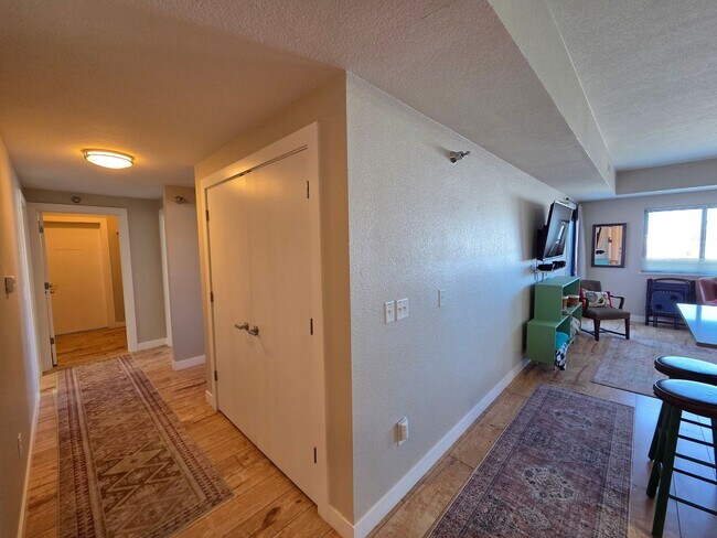 Building Photo - 221 E 5th St