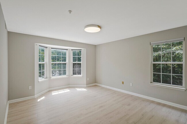 Building Photo - Monument Court E #201/Lee (CR/PPM)