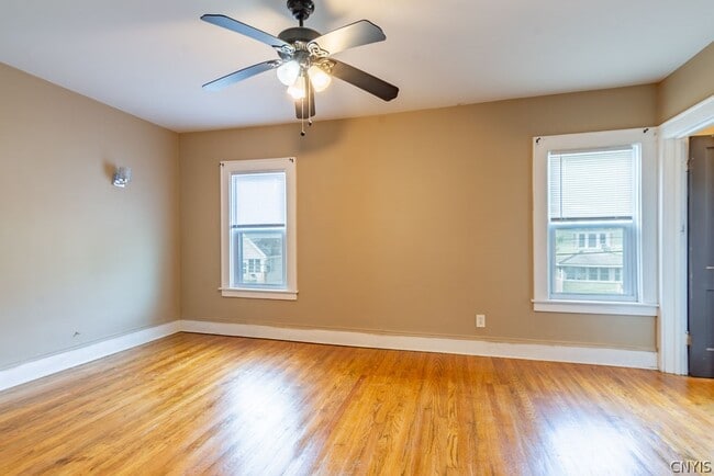 Building Photo - 325 S Midler Ave