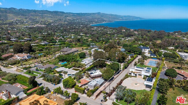 Building Photo - 7038 Dume Dr