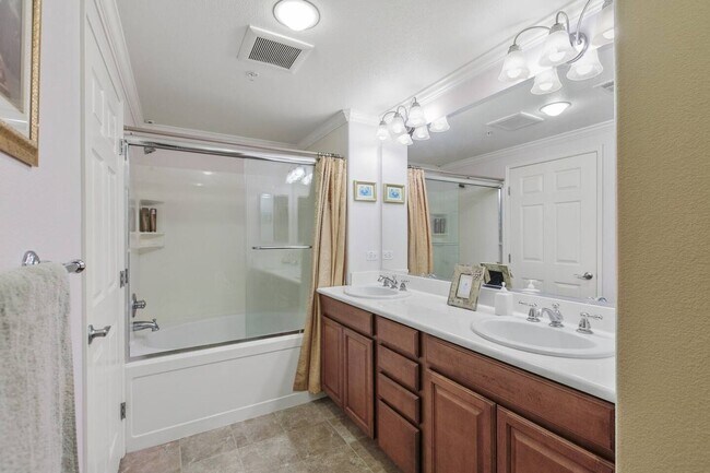 Building Photo - Luxury 1 Bedroom Condo