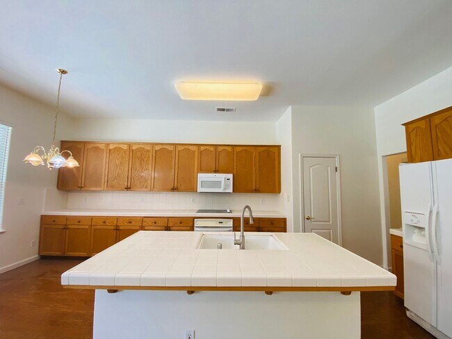 Building Photo - $2,690 Peach & Alluvial, Pool + Clovis Trail Access | W. Fallbrook Ave, Clovis