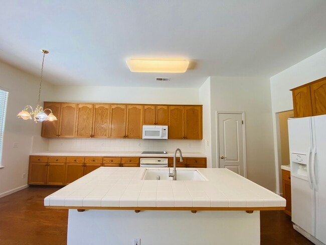 Building Photo - $2,795 Peach & Alluvial, Pool + Clovis Trail Access | W. Fallbrook Ave, Clovis