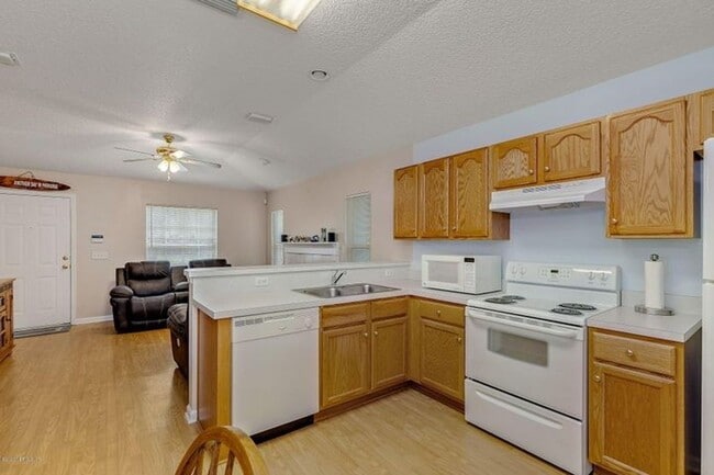 Building Photo - 3 bedroom 2 bath house in the heart of Ora...