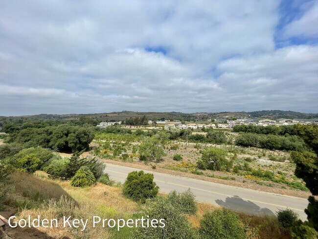 Building Photo - Welcome to this stunning duplex located in beautiful Bonsall!