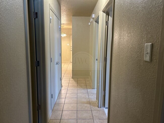 Building Photo - 1305 Chips Dr