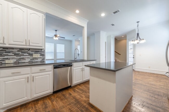 Building Photo - Beautiful Tuscan feel Condo Lower Greenville area