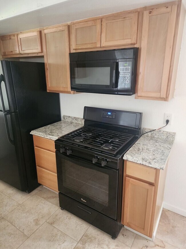 Building Photo - 3 bedroom/ 2 bath condo 1st floor condo