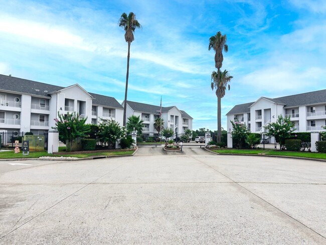 Building Photo - 168 Lake Point Blvd